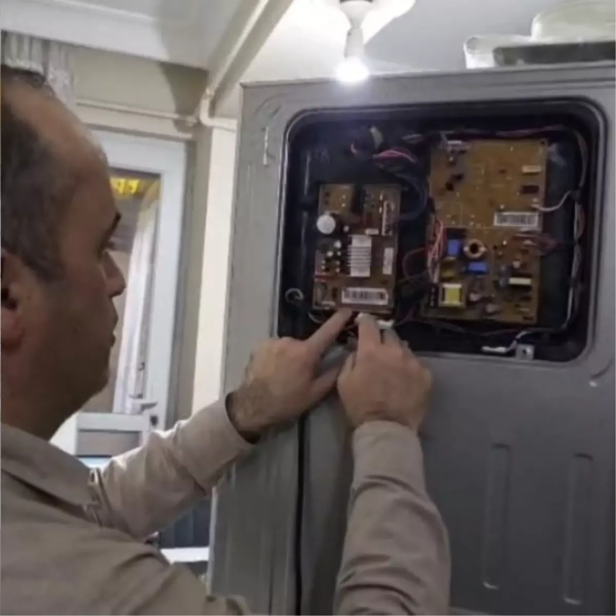 Sultangazi'de bozulan buzdolabi için yapay zekadan destek aldı, 12 bin liralık masraftan kurtuldu