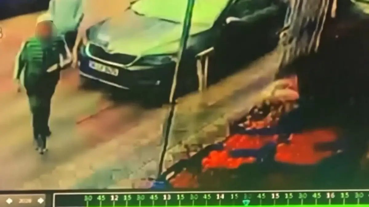 Sultangazi'de market sahibinin uyuduğunu gören çocuk sadaka kutusunu çaldı