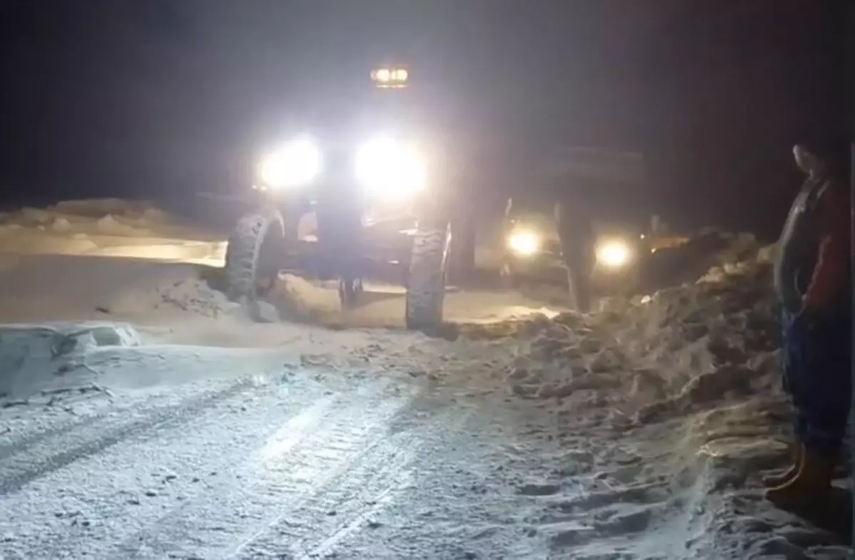 Tipi nedeniyle yolda mahsur kalan 30 kişi kurtarıldı; okullara 1 gün ara verildi