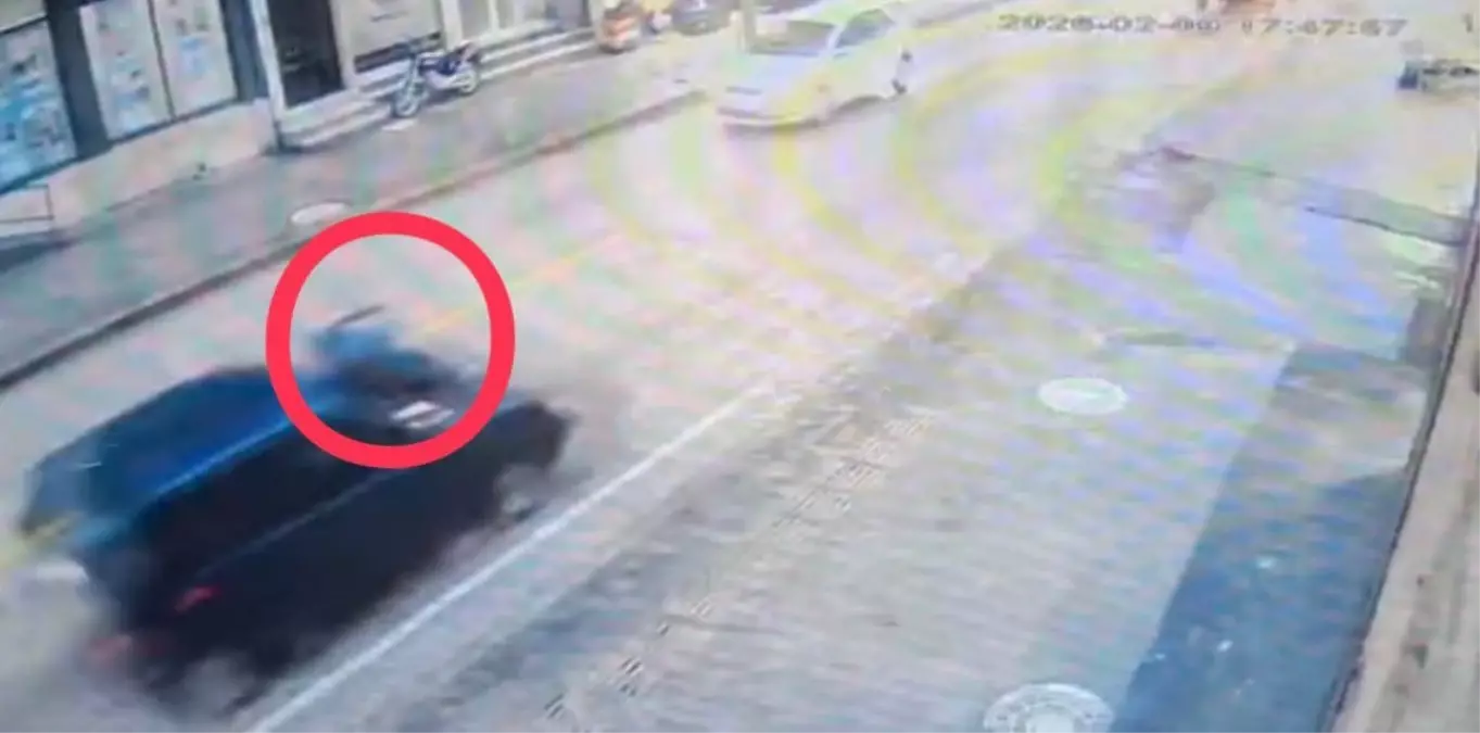 Yolun karşısına geçerken otomobilin çarptığı yaya öldü, kaza kamerada