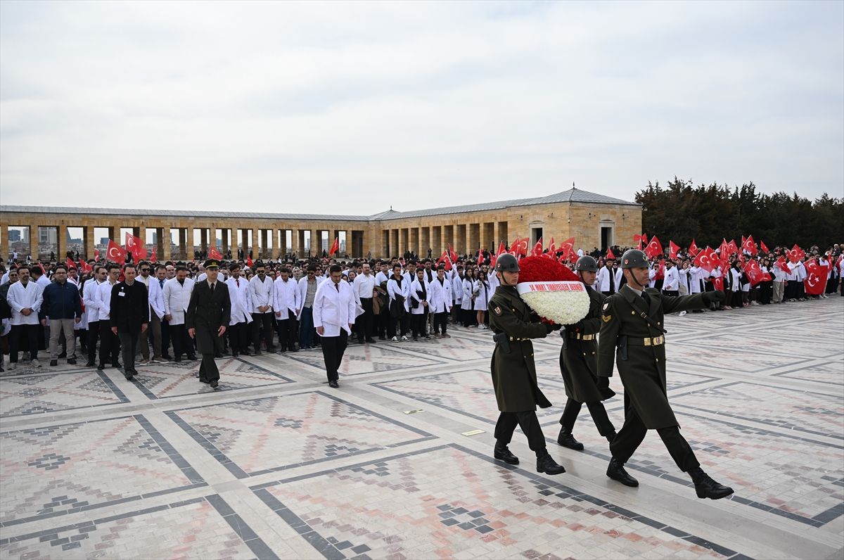 14 Mart Tıbbiyeliler Derneği üyeleri Anıtkabir'i ziyaret etti