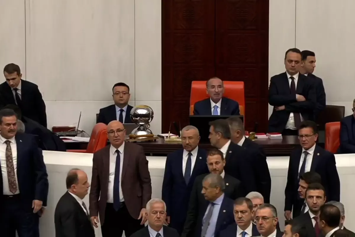 2 yeni bakanın yemin töreni öncesi Meclis'te gerginlik! CHP'li vekiller kürsüyü işgal etti