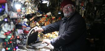 72 yaşındaki Veysel usta küçük dükkanındaki binlerce malzemenin arasından aradığını bularak tamir yapabiliyor