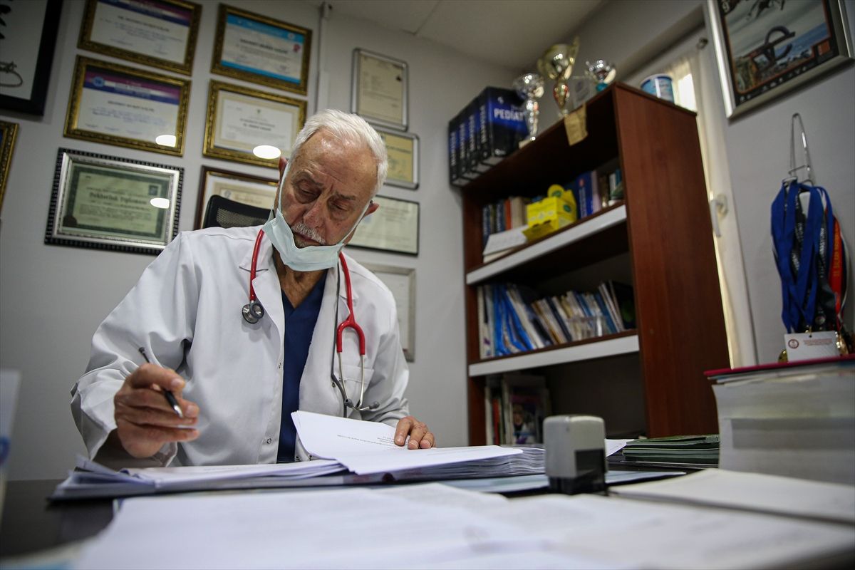 80 yaşındaki çocuk doktoru pistte madalya peşinde