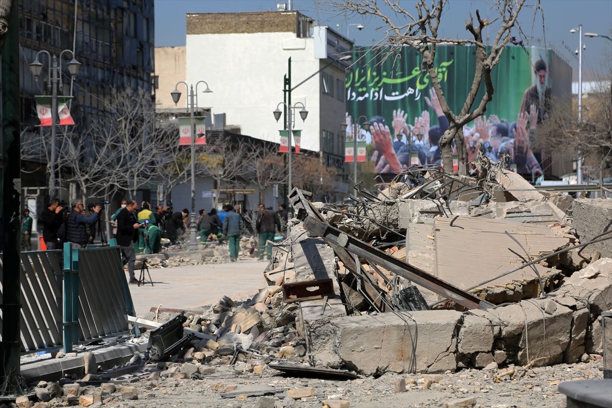 AA Ekibi, ABD-İsrail saldırısında hedef alınan İnkilap Meydanı'nı görüntüledi