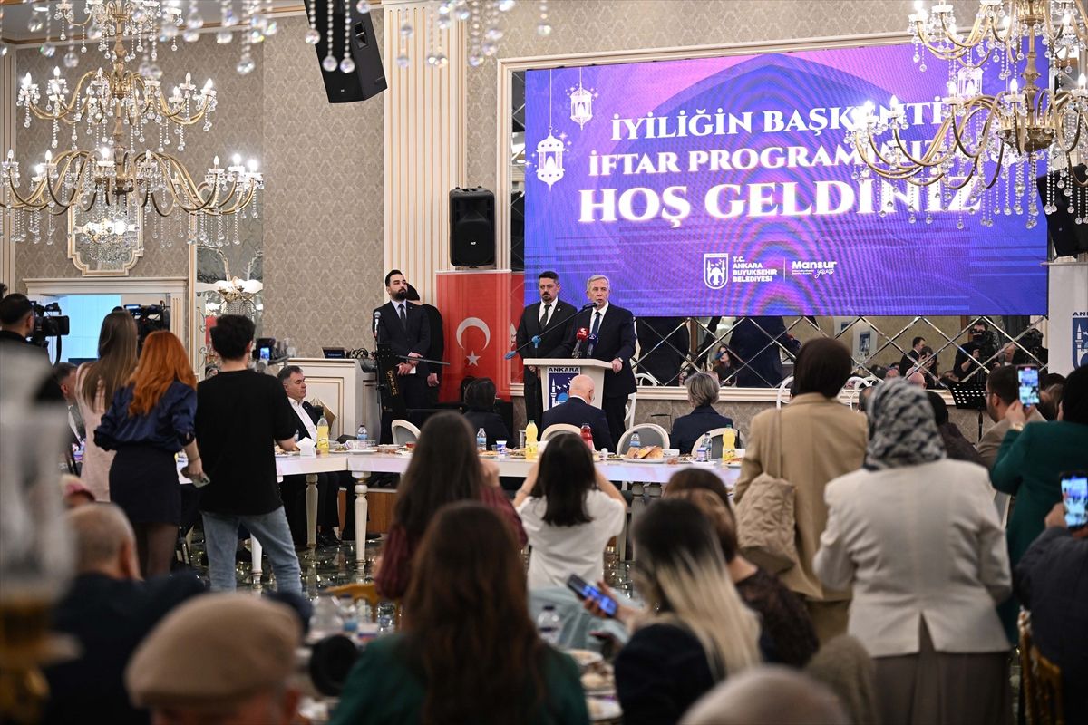 ABB Başkanı Yavaş, Sincan'da düzenlenen iftar programında vatandaşlarla bir araya geldi
