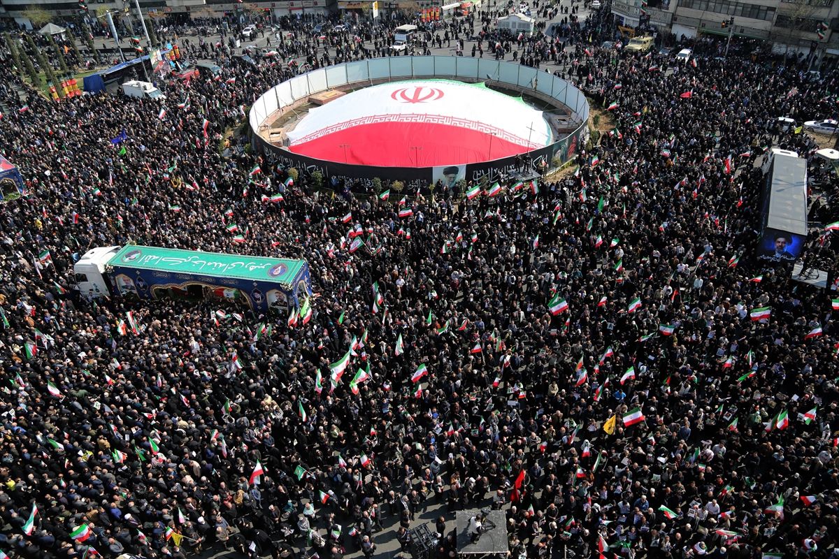 ABD-İsrail saldırısında ölen Laricani ve İranlı denizciler için Tahran'da cenaze töreni düzenlendi