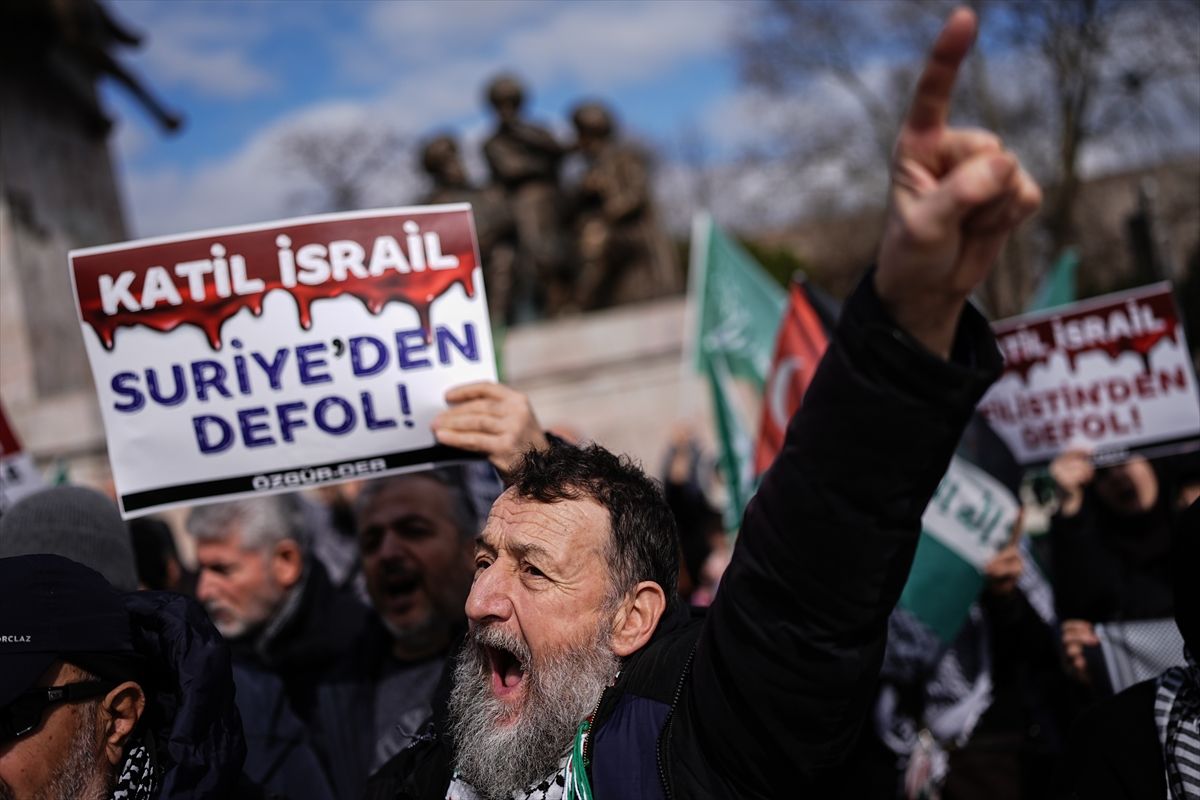 ABD ve İsrail'in İran'a yönelik saldırıları Fatih ve Küçükçekmece'de protesto edildi