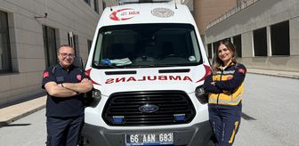 Acil tıp teknisyeni çift, ambulansla hastaların yardımına koşuyor