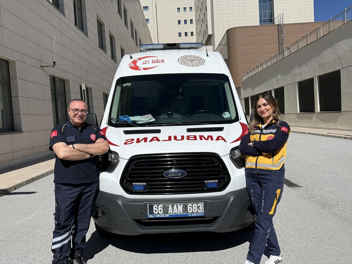 Acil tıp teknisyeni çift, ambulansla hastaların yardımına koşuyor