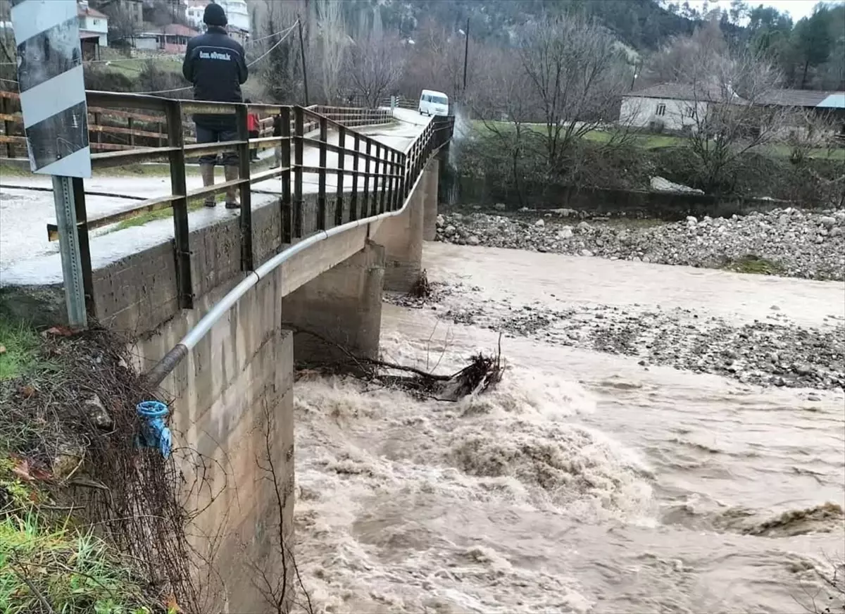 Acıpayam'da çayın taşması sonucu 2 köprüde hasar oluştu