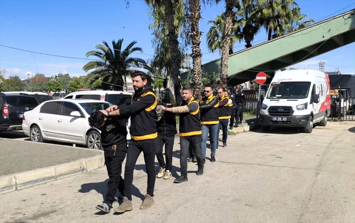Adana'da denetimlerde 16 düzensiz göçmen ve farklı suçlardan aranan 2 zanlı yakalandı