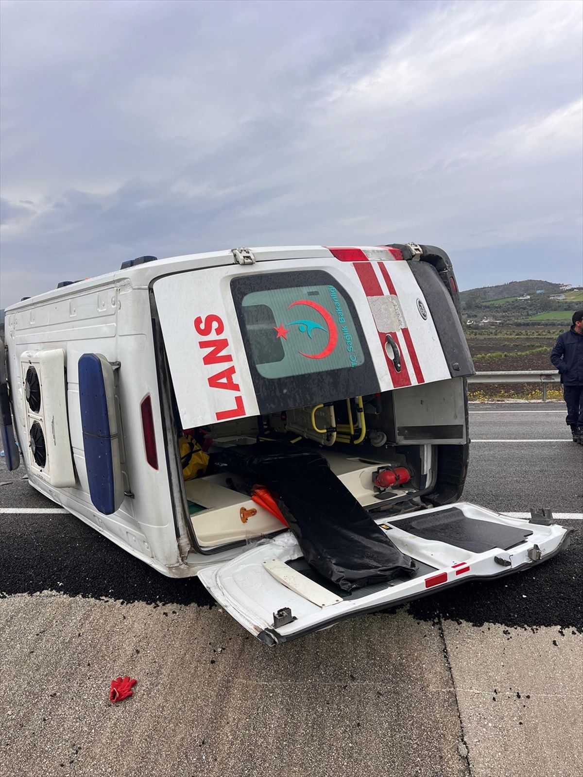 Adana'da devrilen ambulanstaki 3 sağlık personeli yaralandı