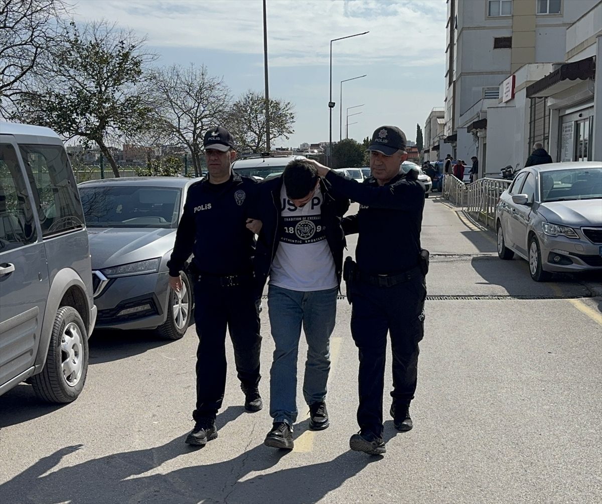 Adana'da hareket halindeki otomobilin direksiyonunu ayağıyla kontrol eden sürücü yakalandı