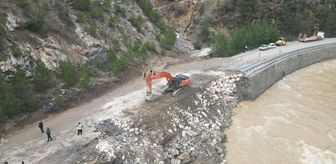 Adana'da heyelan nedeniyle trafiğe kapatılan yolda çalışmalar sürüyor