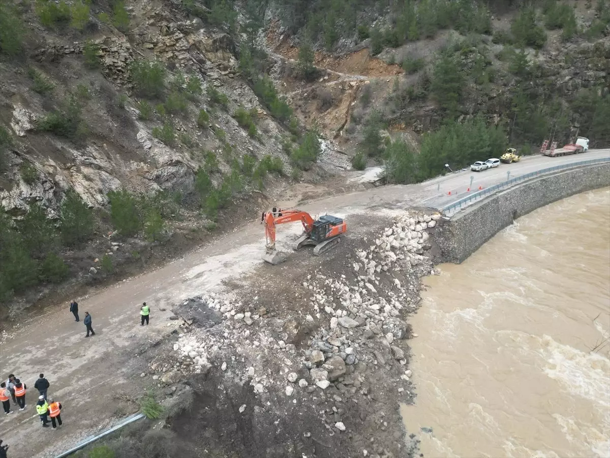 Adana'da heyelan nedeniyle trafiğe kapatılan yolda çalışmalar sürüyor