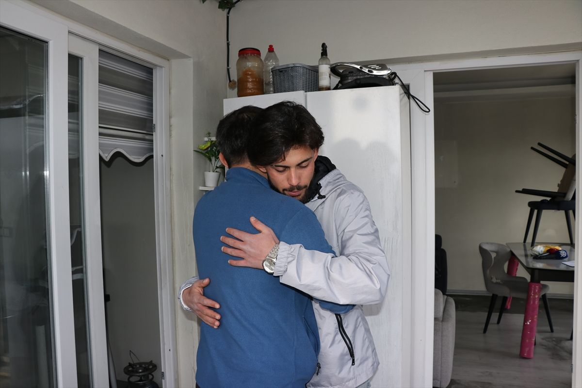 Adana'da inşaat işçisi, yangında bebeğiyle birlikte kurtardığı babayla buluştu