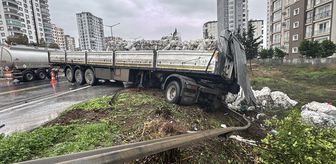 Adana'da kontrolden çıkan tır şarampole devrildi