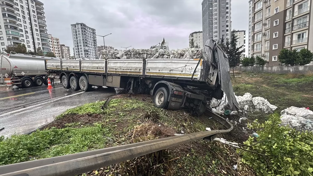 Adana'da kontrolden çıkan tır şarampole devrildi