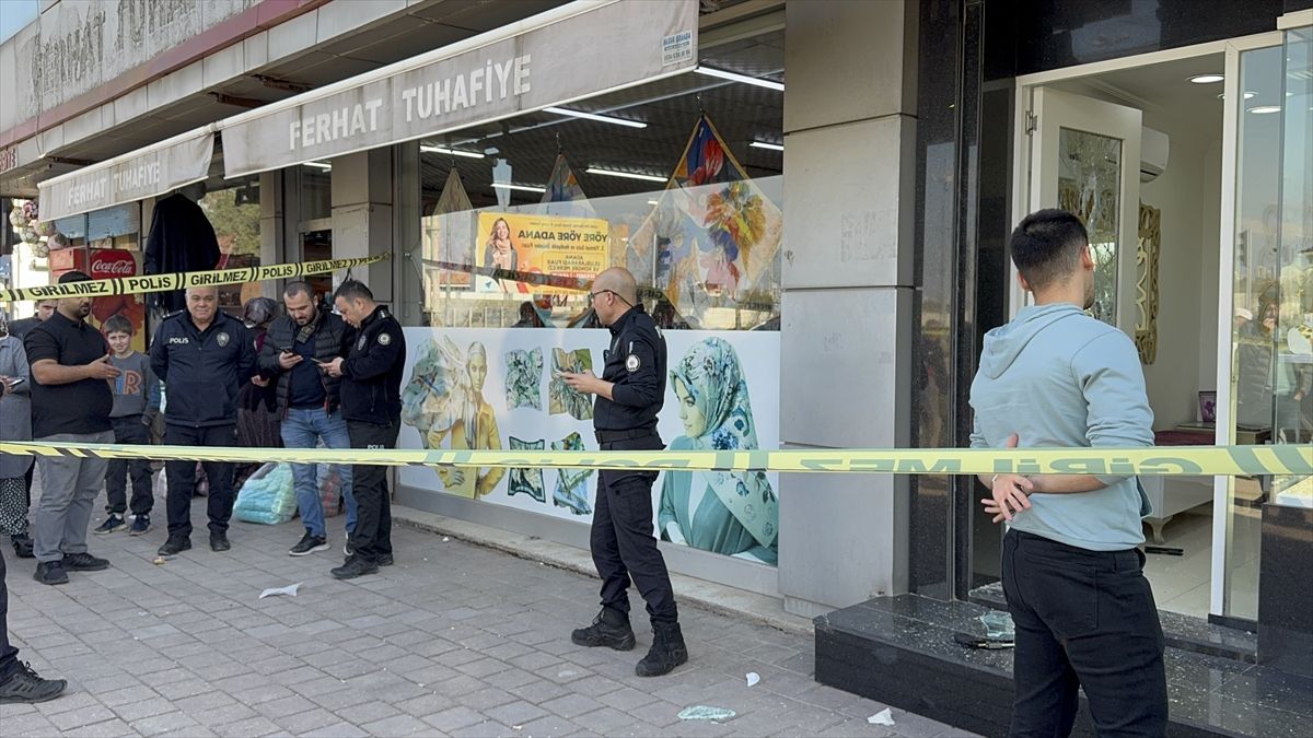 Adana'da kuyumcuyu gasbeden zanlı, kilitlenen kapıyı kırarak kaçtı