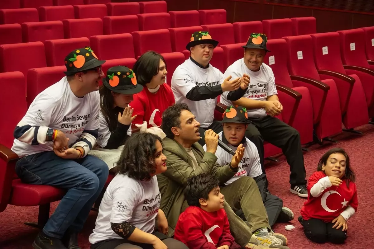 Adana'da özel gereksinimli çocuklar sanatçı Uğur Aslan ile bir araya geldi