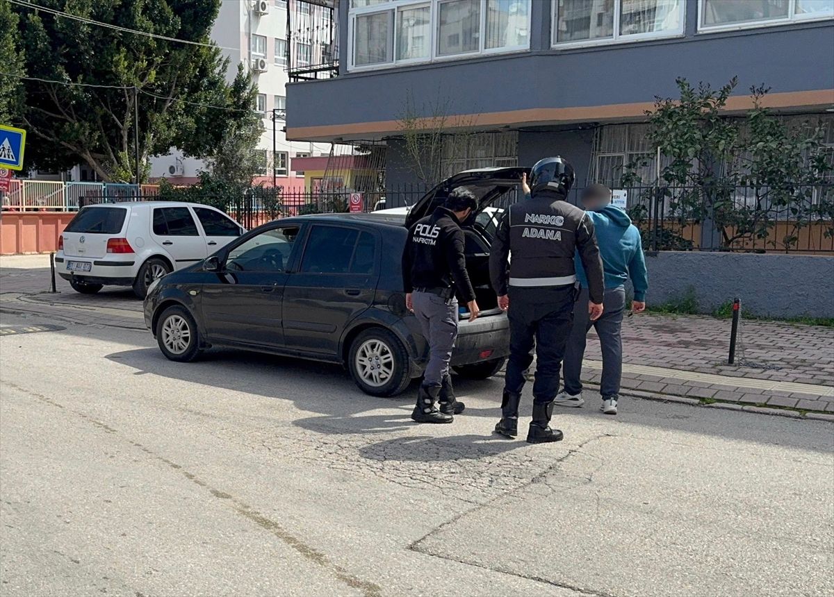 Adana'da polis ekipleri okulların çevresinde denetim yaptı