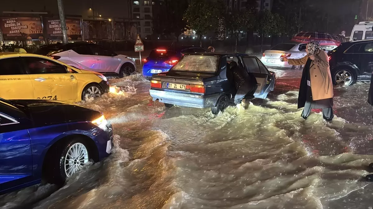 Adana'da sağanak hayatı olumsuz etkiledi