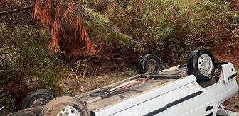 Adana'da şarampole yuvarlanan otomobildeki 4 kişi yaralandı
