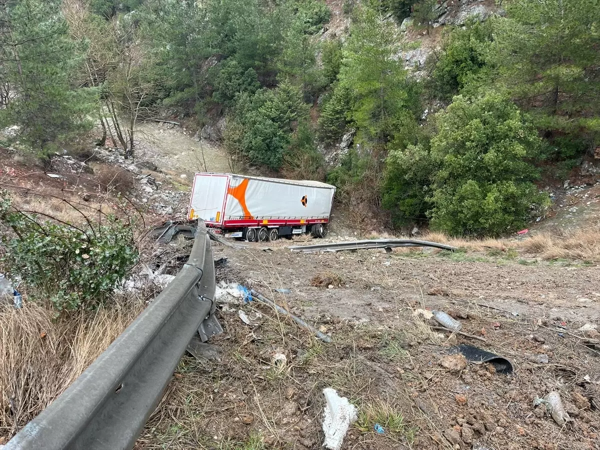 Adana'da şarampole yuvarlanan tırdaki 2 kişi yaralandı