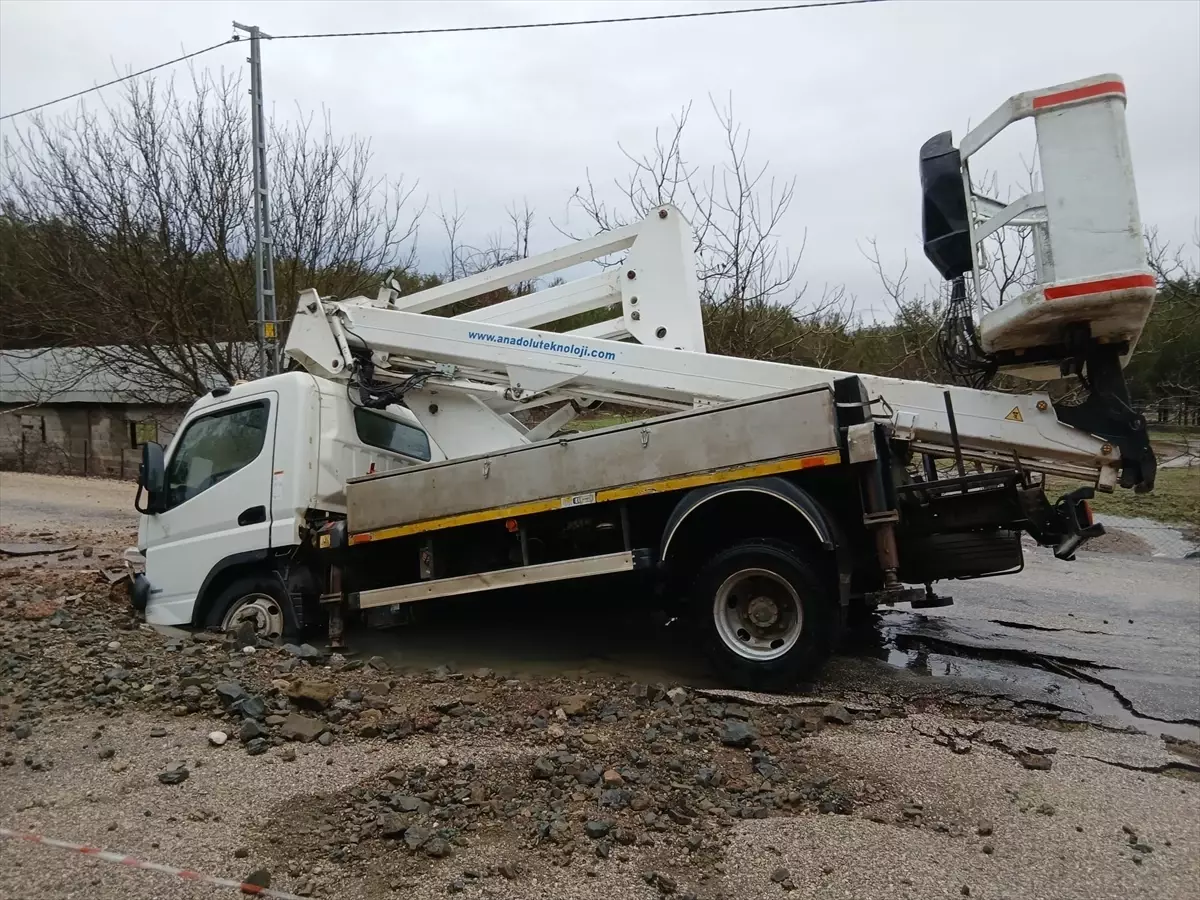 Adana'da Su Borusu Patladı, Araç Çukura Düştü