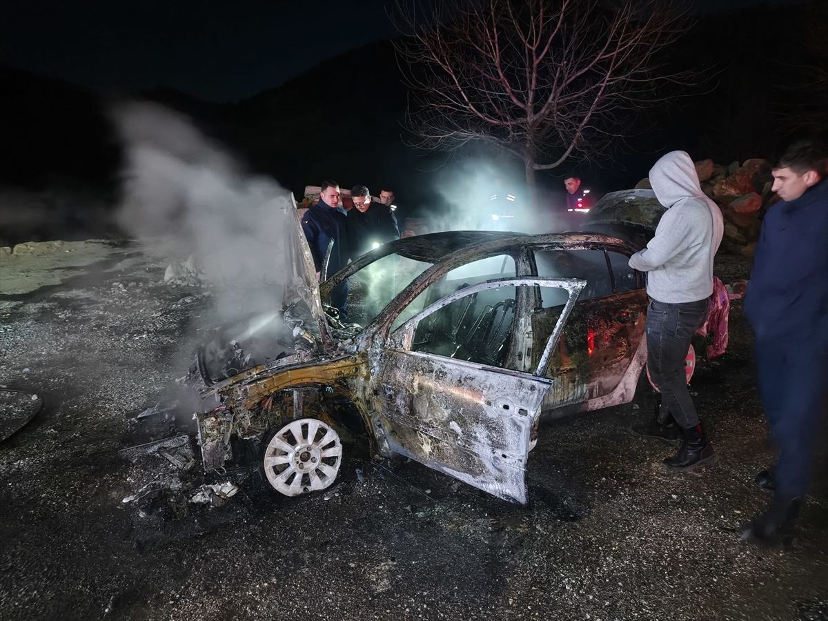 Adana'da yangın çıkan otomobil kullanılamaz hale geldi