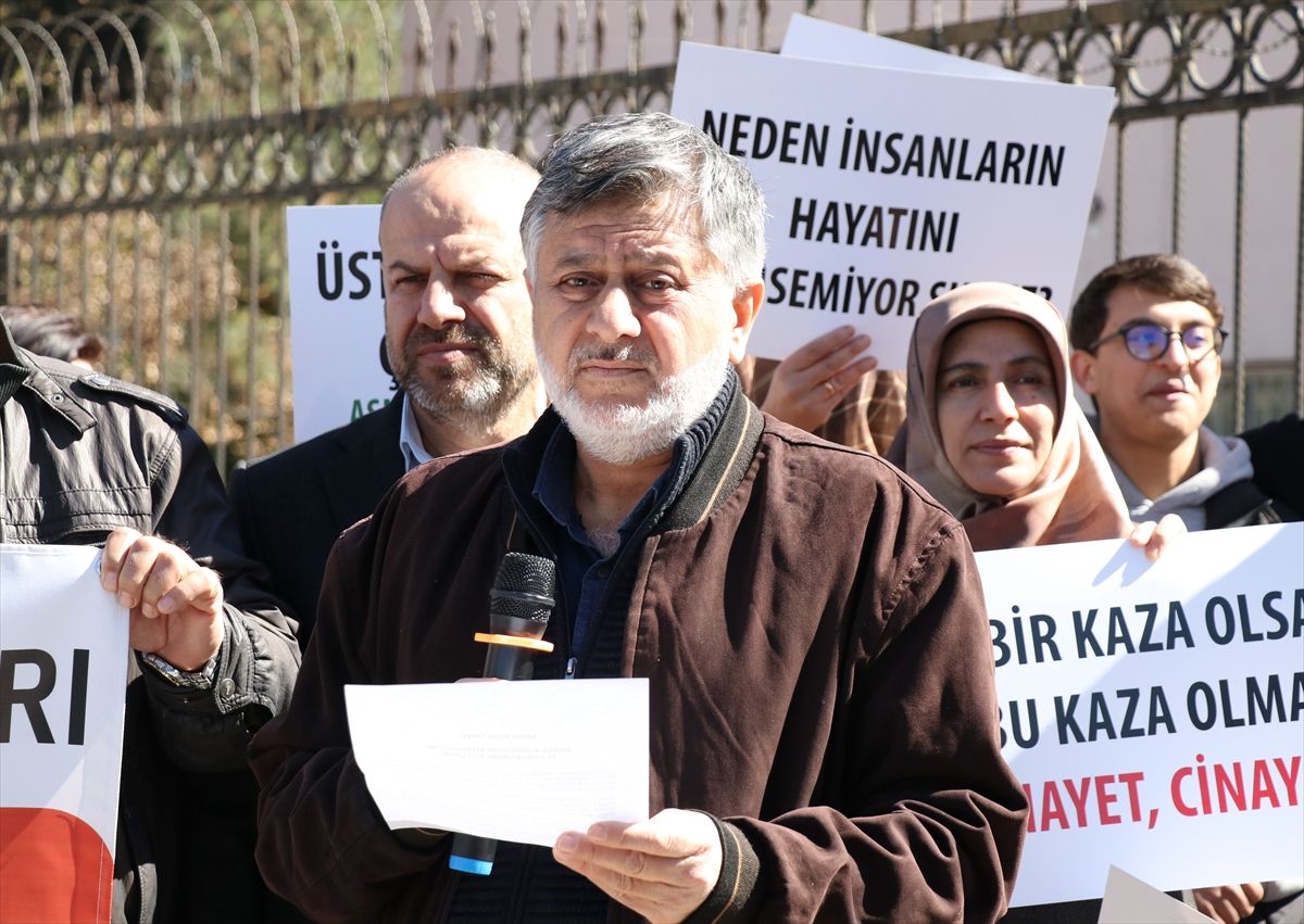 Adana'da yıkılan üst geçidin yerine yenisinin yapılmasını isteyen vatandaşlar eylem yaptı