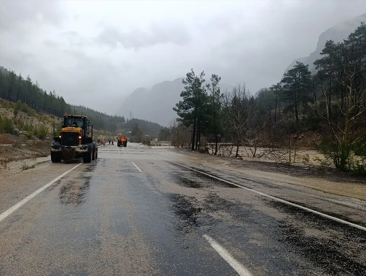 Adana'nın ilçelerinde sağanak hayatı olumsuz etkiledi