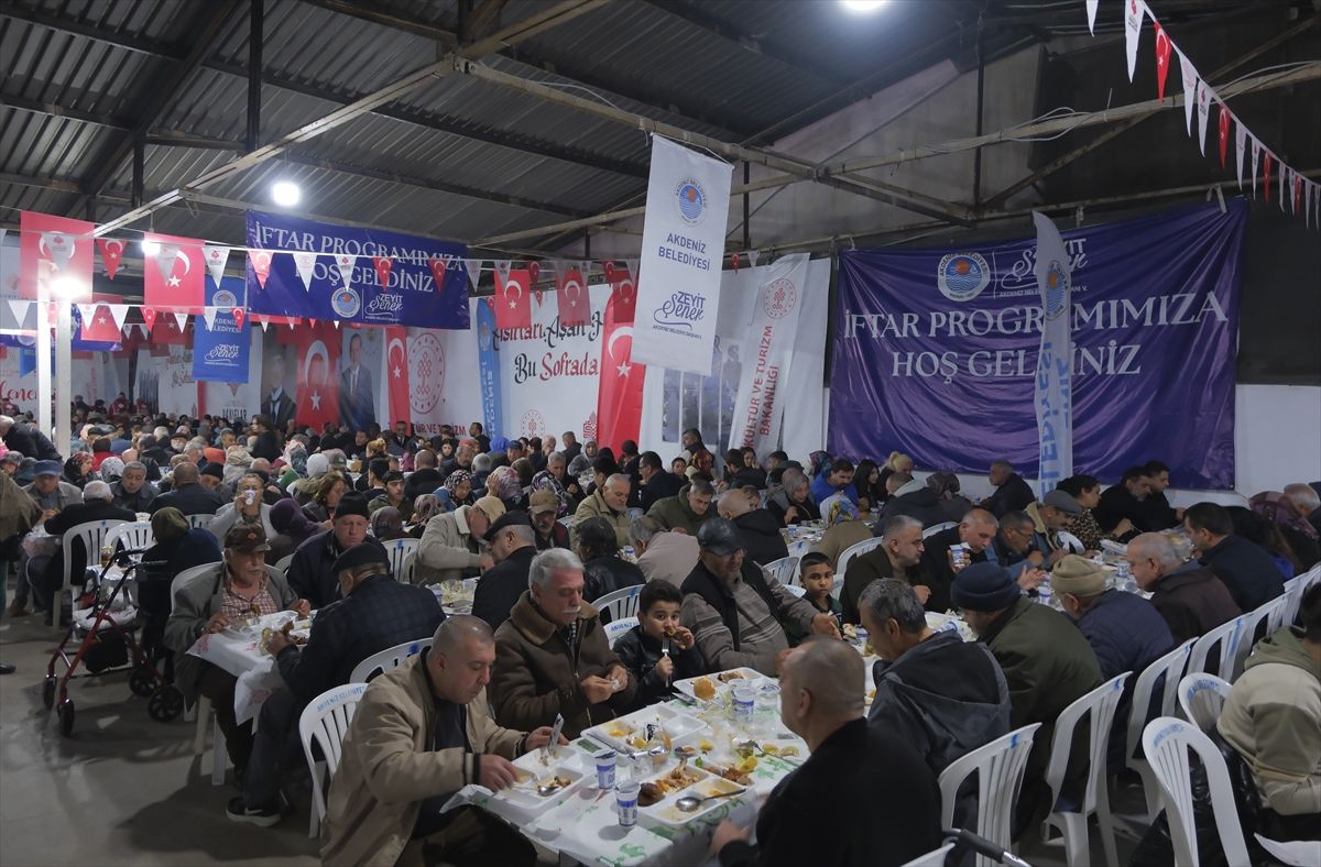 Adana Vakıflar Bölge Müdürlüğü Mersin'de iftar programı düzenledi