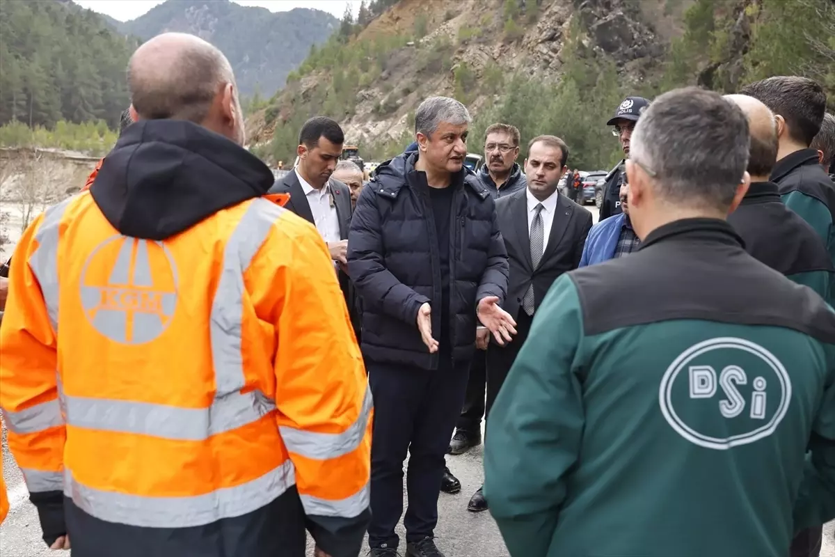 Adana Valisi Yavuz, trafiğe kapatılan Feke-Saimbeyli kara yolunda incelemede bulundu