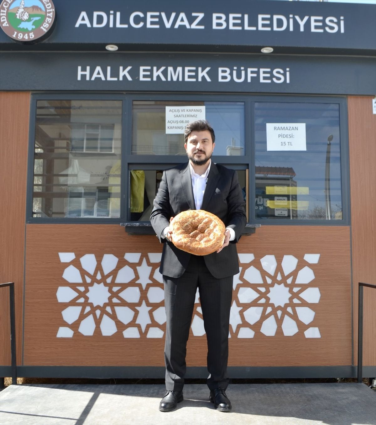 Adilcevaz'da halk ekmek büfelerinde ramazan pideleri satışa sunuldu