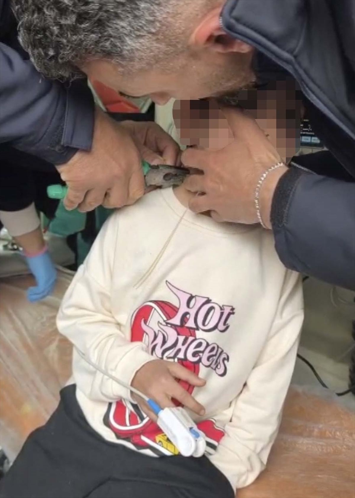 Adıyaman'da boynunu plastik kelepçeyle sıkan çocuğu itfaiye kurtardı