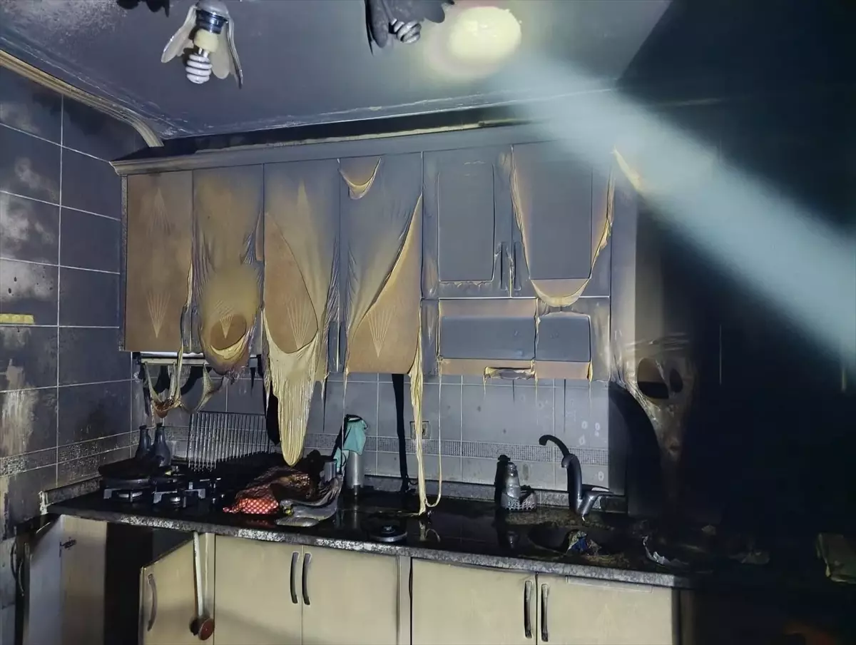 Adıyaman'da çıkan ev yangınında bir kişi dumandan etkilendi