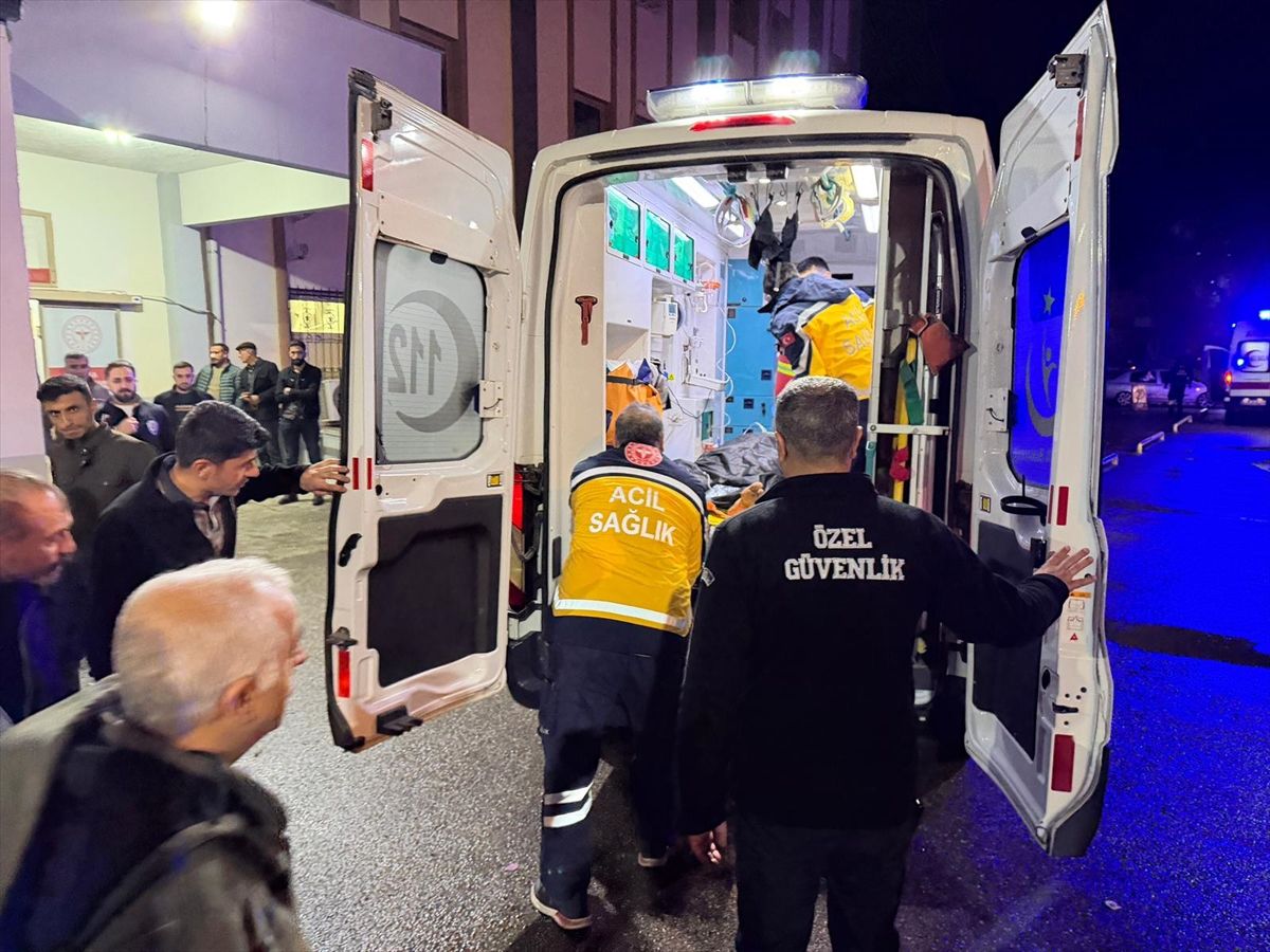 Adıyaman'da dere yatağına devrilen otomobildeki 2'si ağır 5 kişi yaralandı