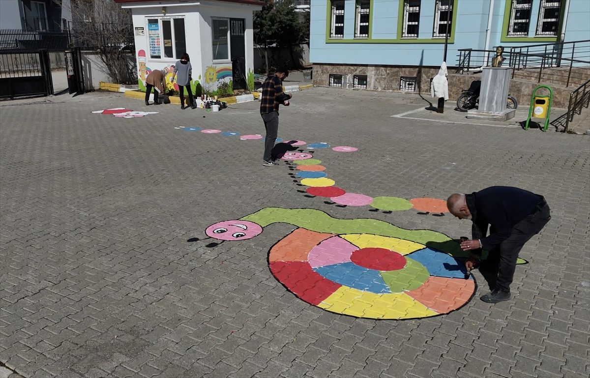Adıyaman'da resim öğretmenleri okulları geleneksel oyunlarla renklendiriyor