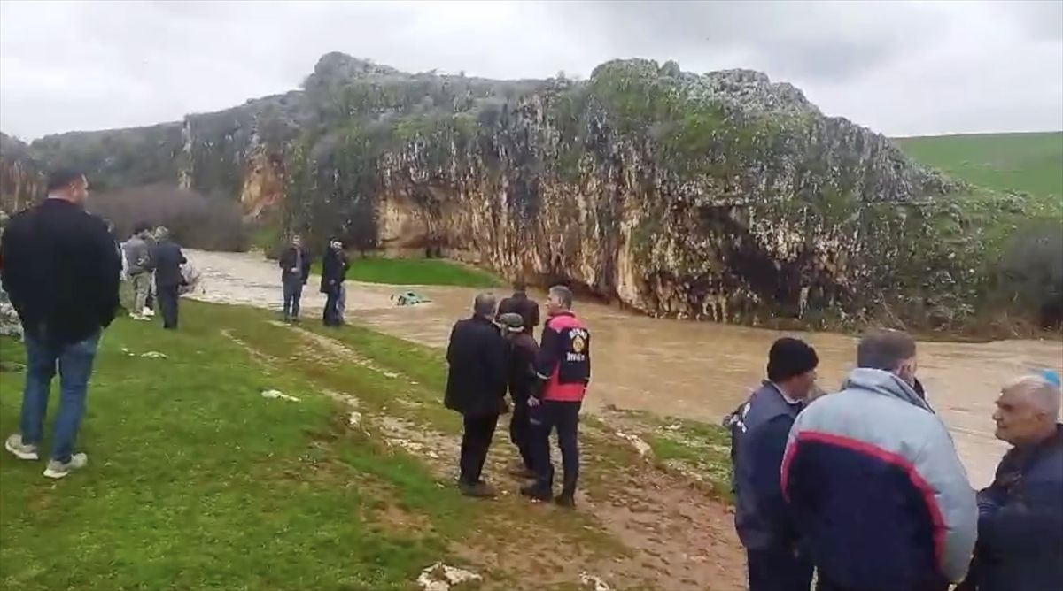 Adıyaman'da sele kapıldıktan sonra yüzerek çıktıkları mağarada mahsur kalan 4 kişi kurtarıldı