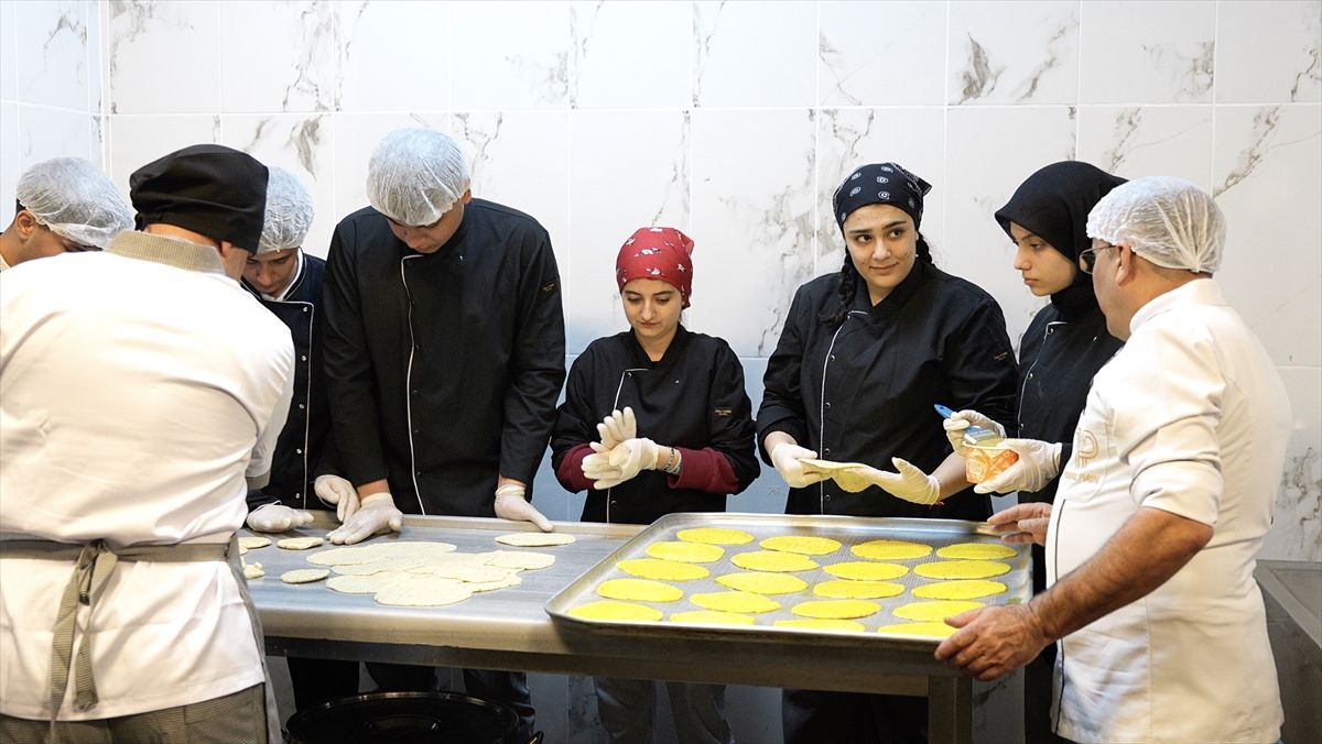 Adıyaman'ın bayram lezzeti 'taplama' öğrencilerin emeğiyle sofralara ulaşıyor
