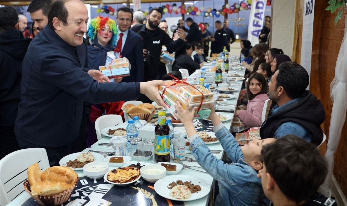 AFAD Başkanı Pehlivan, Hatay'da depremzede çocuklarla iftar yaptı