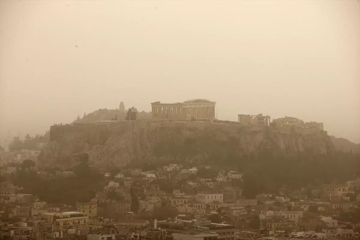 Afrika tozu, Atina'da gökyüzünü sarıya boyadı