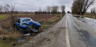 Afyonkarahisar'da ağaca çarpan otomobildeki 3 kişi yaralandı