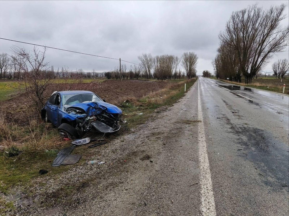 Afyonkarahisar'da ağaca çarpan otomobildeki 3 kişi yaralandı