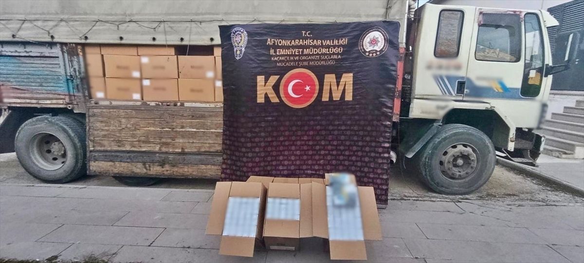 Afyonkarahisar'da bir kamyonda 4 milyon 100 bin adet makaron ele geçirildi