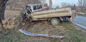 Afyonkarahisar'da kamyonetle hafif ticari aracın çarpışması sonucu bir kişi öldü