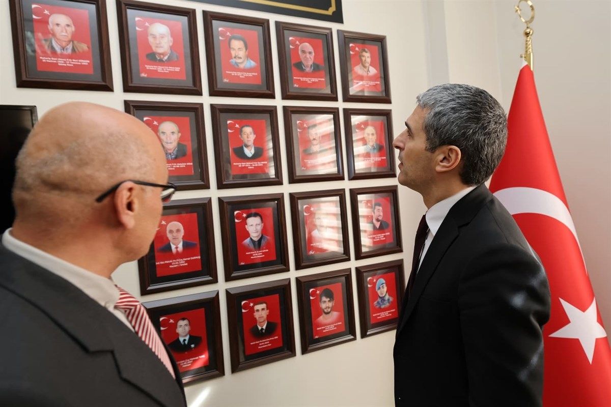 Afyonkarahisar'da kiraz üreticilerine tuzak dağıtıldı