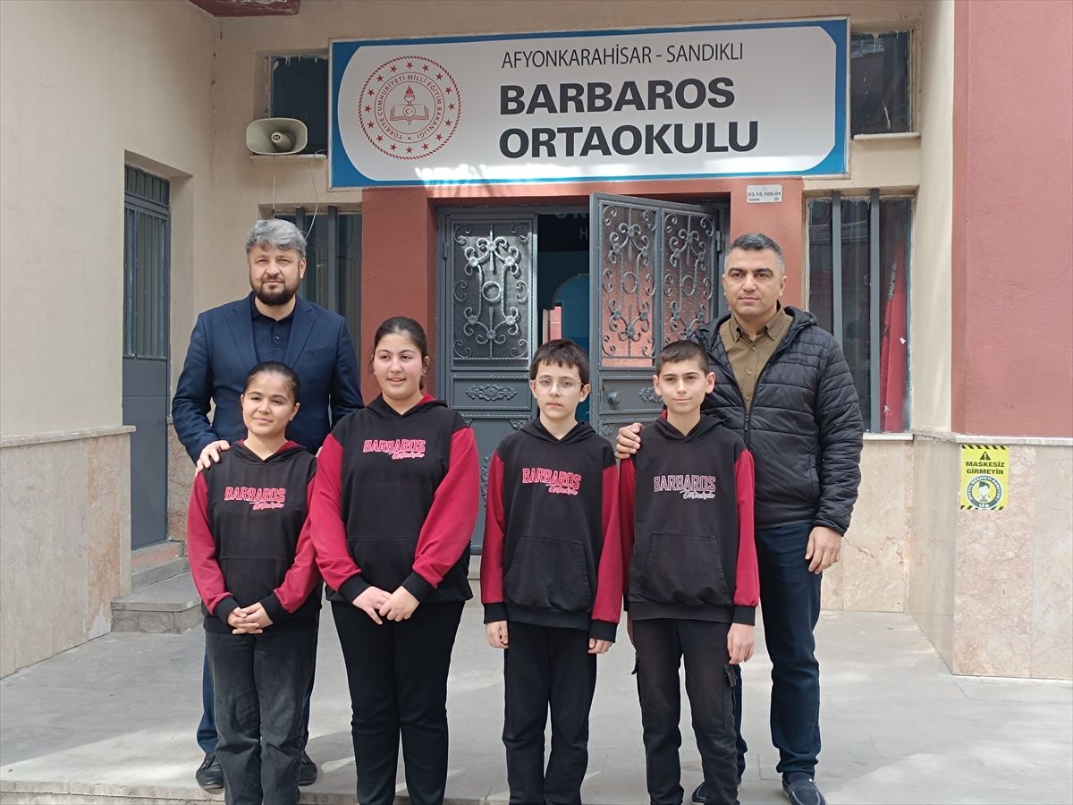 Afyonkarahisar'da öğretmen ve öğrenciler, veresiye defterlerindeki borçları kapattı
